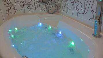 Baignoire à jets, sèche-cheveux, serviettes fournies, savon