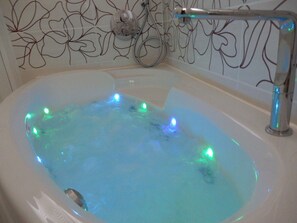 Baignoire à jets, sèche-cheveux, serviettes fournies, savon