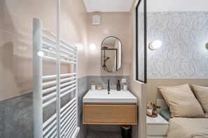 Shower, hair dryer, towels, soap - Mabulle: Charming, comfortable apartment in the heart of Dijon - 4 Voyageurs (Dijon)