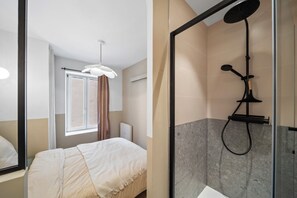1 habitación, tabla de planchar con plancha, wifi y ropa de cama 