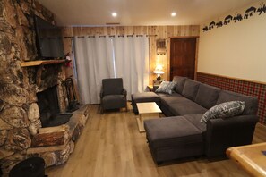 Smart TV, books - MoonRidge Cabin:  Hot Tub, Sauna & EV Charger (Big Bear Lake)