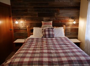 3 bedrooms, free WiFi, bed sheets - MoonRidge Cabin:  Hot Tub, Sauna & EV Charger (Big Bear Lake)