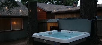 MoonRidge Cabin: Hot Tub, Sauna & EV Charger