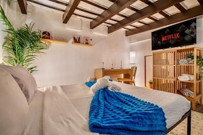 Bureau, fer et planche Ă repasser, Wi-Fi, draps fournis