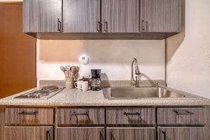 Réfrigérateur, plaque de cuisson, cafetiÚre/bouilloire, grille-pain