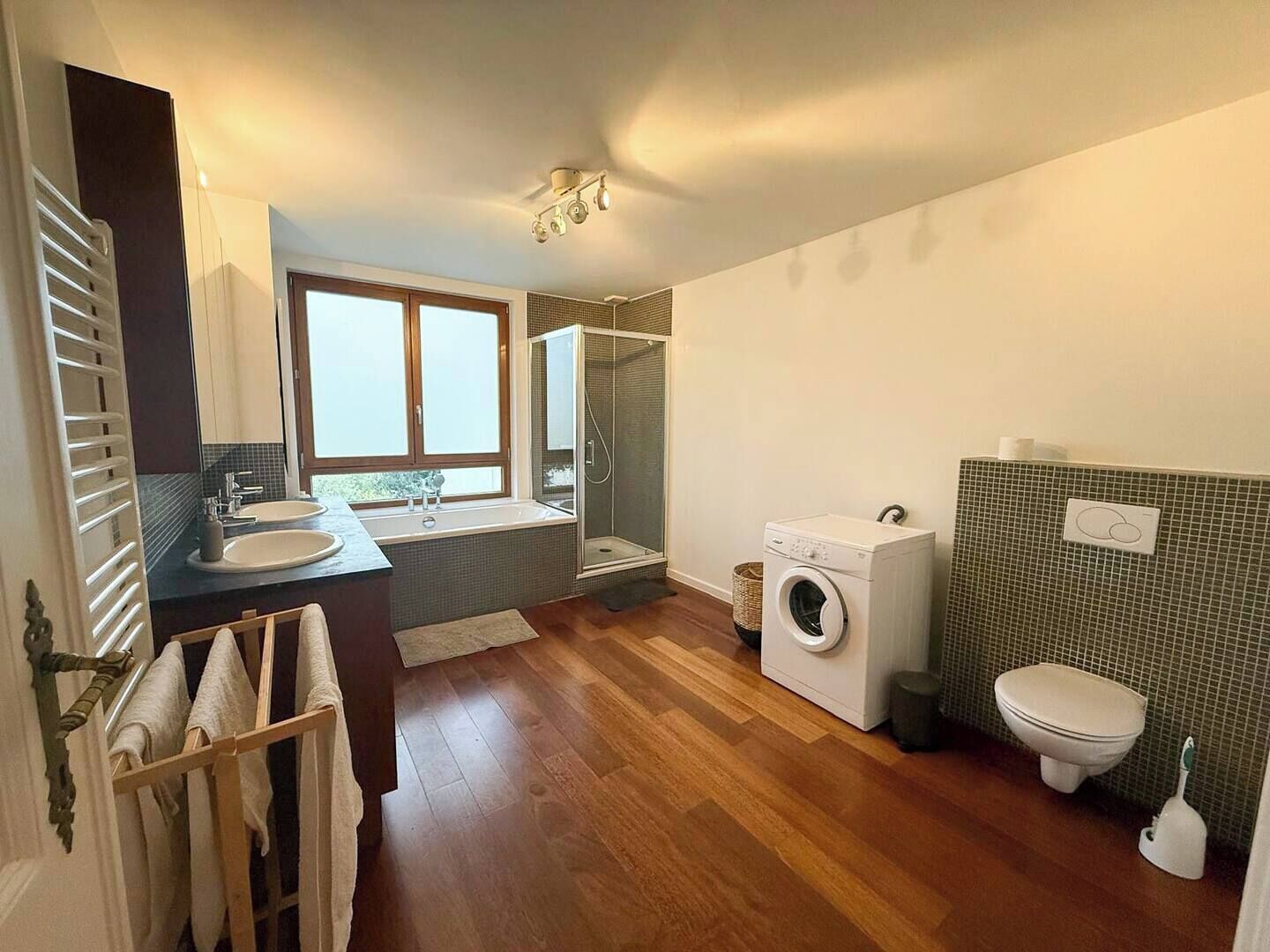 Een haardroger, handdoeken, zeep, toiletpapier