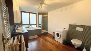 Een haardroger, handdoeken, zeep, toiletpapier