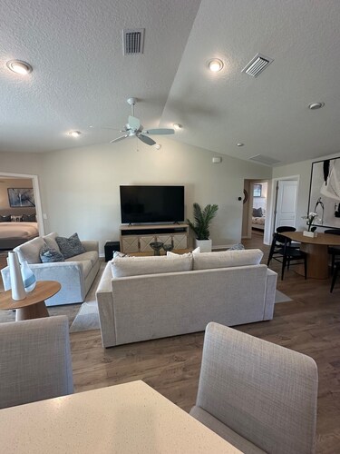 3-bedroom cottage in the Villages Street of Dreams Golf Cart included