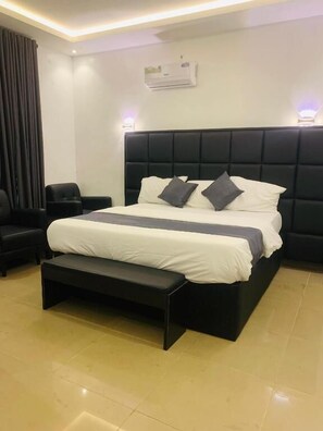 Deluxe Room, Balcony, City View | Desk, laptop workspace, blackout drapes, soundproofing - The Majj Hotel (Benin City)