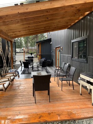 Outdoor dining - Cabin bunkhouse at A beyance Bay (Rexford)