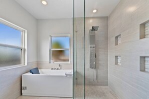 Jetted bath, hair dryer, towels, toilet paper - Charming Navarre beach cottage 2 mins from ocean. (Navarre)