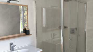 Douche, sèche-cheveux, serviettes fournies
