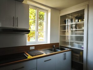 Microwave, oven, stovetop, dishwasher - Single-storey house in the heart of the village (Lucenay-lès-Aix)