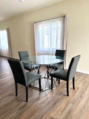 Dining - New home near Disney and Legoland - sleeps 10. (Haines City)