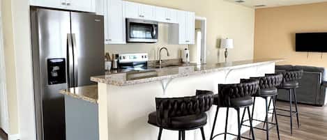 Kühlschrank, Mikrowelle, Herdplatte, Geschirrspüler