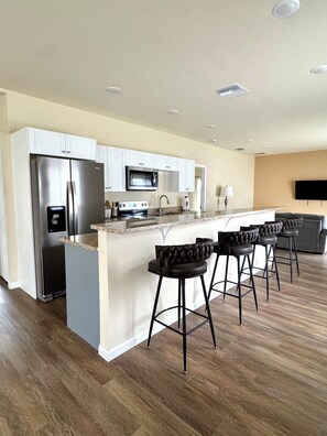 Fridge, microwave, stovetop, dishwasher - New home near Disney and Legoland - sleeps 10. (Haines City)