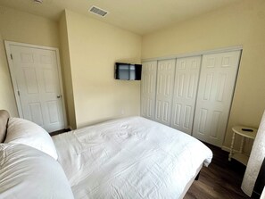 3 bedrooms, travel cot, free WiFi, bed sheets - New home near Disney and Legoland - sleeps 10. (Haines City)