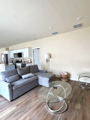 Smart TV - New home near Disney and Legoland - sleeps 10. (Haines City)