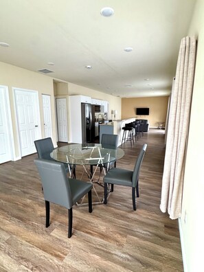 Dining - New home near Disney and Legoland - sleeps 10. (Haines City)