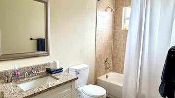 Hårføner, håndklær, såpe og toalettpapir