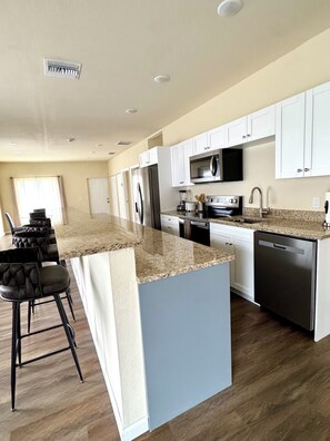 Fridge, microwave, stovetop, dishwasher - New home near Disney and Legoland - sleeps 10. (Haines City)