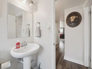 Een douche, een haardroger, handdoeken, zeep
