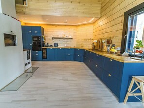 Fridge, microwave, dishwasher, cookware/dishes/utensils - Villa valoisa by Interhome (Äkäslompolo)