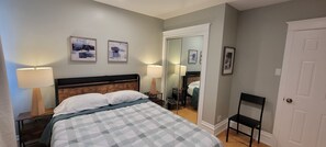 2 bedrooms, iron/ironing board, free WiFi, bed sheets - NO SERVICE CHARGE- Upscale & Elegant &  in Prime Location  of  Alhambra (Alhambra)