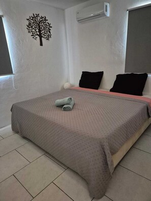 Tabla de planchar con plancha, wifi, ropa de cama