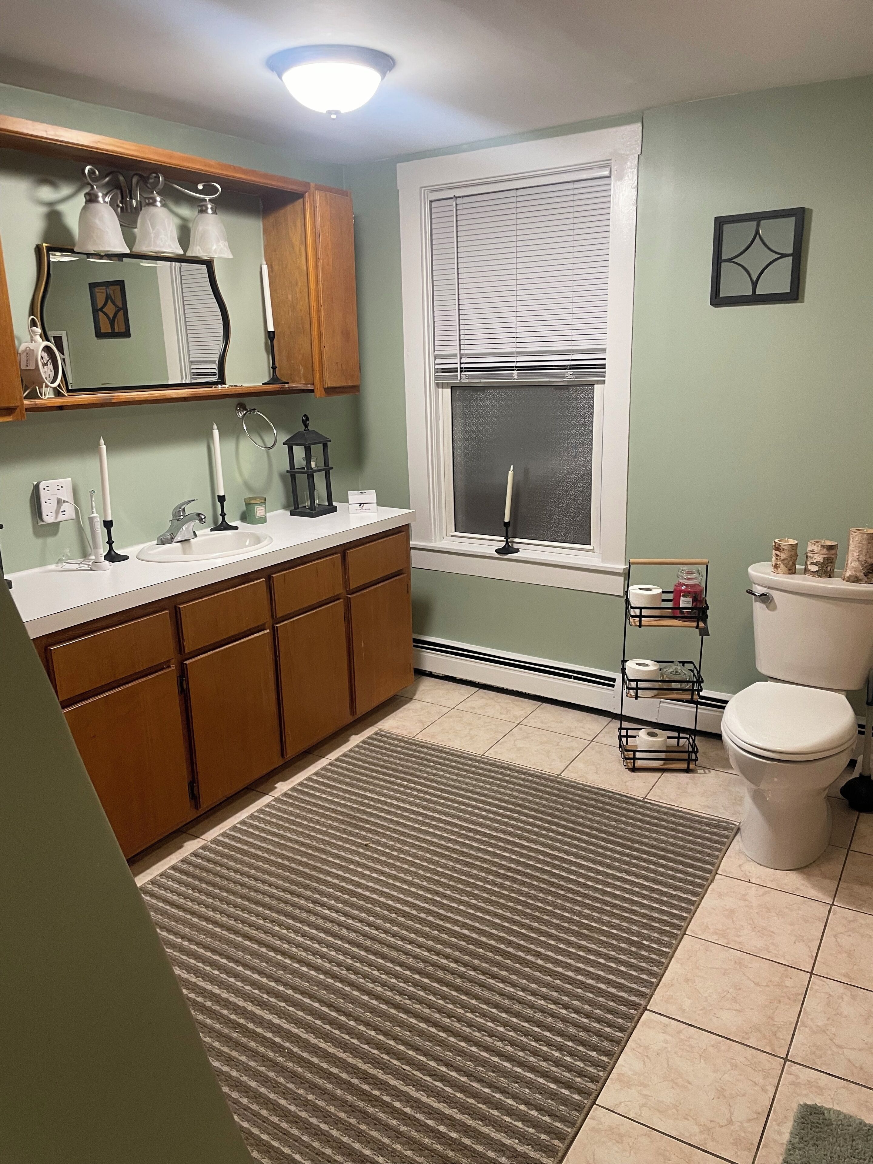 Sèche-cheveux, serviettes fournies, savon, papier toilette