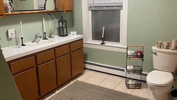 SĂšche-cheveux, serviettes fournies, savon, papier toilette