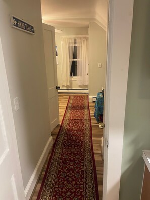 Interior - Soothing 1-bed 1 bath townhome or 2 bedroom 2 bath. In charming Bristol, downtow (Bristol)