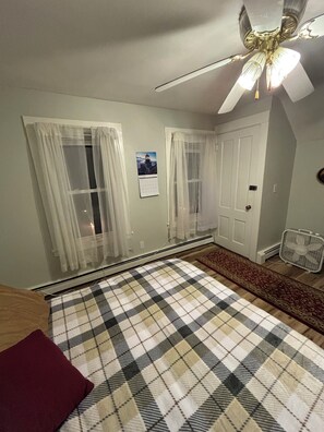 1 dormitori, planxa i posts de planxar, wifi i roba de llit