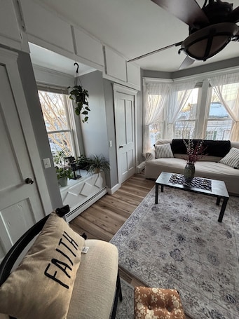 Smart TV, fireplace, books, stereo. Soothing townhouse 2 and a half bedroom 2 full bath. LV,DN,kitchen 2 parking