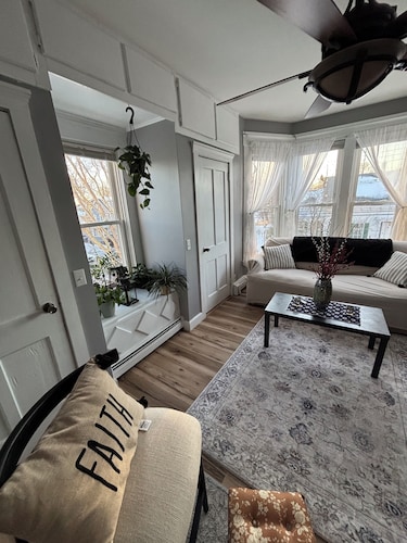 Soothing 2bed 2bath townhome or 1bedroom 1 bath. In charming Bristol, sleeps 7