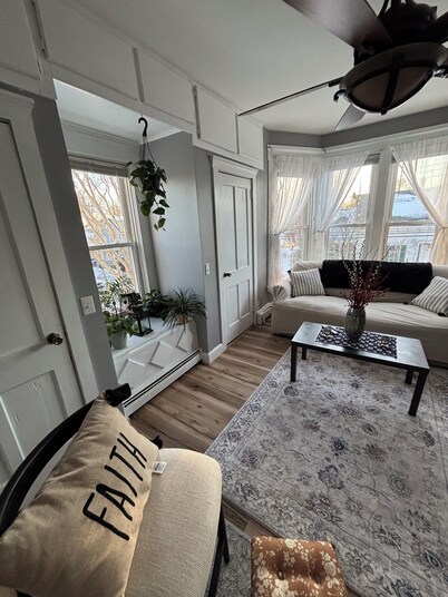 Soothing 2bed 2bath townhome or 1bedroom 1 bath. In charming Bristol, sleeps 7