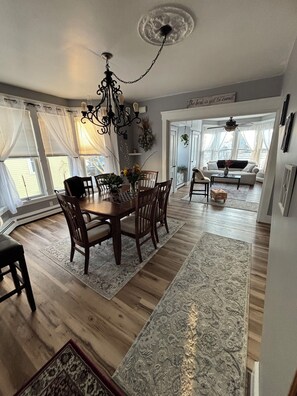 Dining - Soothing 1-bed 1 bath townhome or 2 bedroom 2 bath. In charming Bristol, downtow (Bristol)