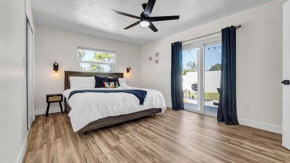 4 bedrooms, desk, WiFi, bed sheets - Spacious 4BR Retreat Minutes to Downtown & Airport. (Lakeland)