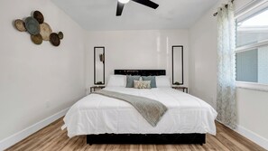 4 bedrooms, desk, WiFi, bed sheets - Spacious 4BR Retreat Minutes to Downtown & Airport. (Lakeland)