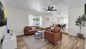 Smart TV, table football, ping pong, books - Spacious 4BR Retreat Minutes to Downtown & Airport. (Lakeland)