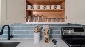 Fridge, microwave, oven, stovetop - Spacious 4BR Retreat Minutes to Downtown & Airport. (Lakeland)