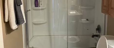Douche, sĂšche-cheveux, serviettes fournies, savon