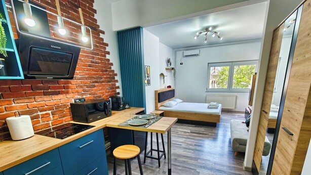 Deluxe-Studio, Balkon, Stadtblick | Wohnbereich | 50-Zoll-LED-Fernseher mit Digitalempfang