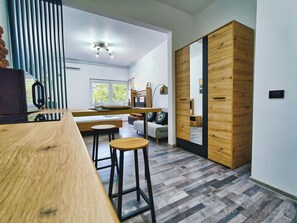 Studio Deluks, balkon, pemandangan kota | Area keluarga | Televisi LED 50-inci dengan saluran TV digital