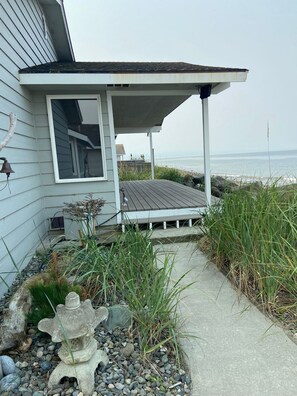Terrace/patio - Serene 2-bedroom beachhouse in Oak Harbor perfect for relaxing respite stays (Oak Harbor)