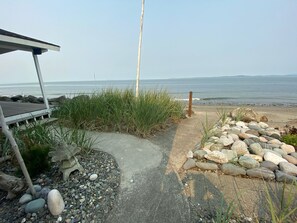 Beach - Serene 2-bedroom beachhouse in Oak Harbor perfect for relaxing respite stays (Oak Harbor)