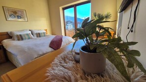 3 bedrooms, iron/ironing board, travel cot, free WiFi - 3 bedroom Penthouse only 700 meters from Ski Lift (Bansko)