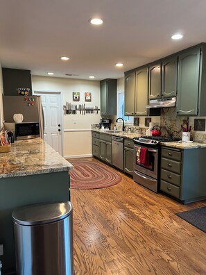 Kylskåp, mikrovågsugn, ugn och spishäll