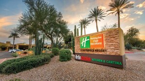 Schild für das Holiday Inn Club Vacations am Scottsdale Resort, mit Steinfassade und Bepflanzung.
