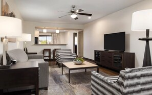 Living area - Spacious 1 Bedroom 850 SF Condo Within Walking Distance of TPC Scottsdale (Scottsdale)